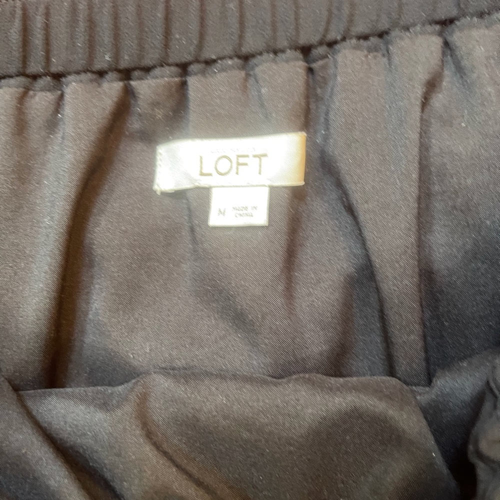 LOFT Medium Black Pleated Front/Back Elastic Wide Band Lined Skirt - Picture 4 of 12